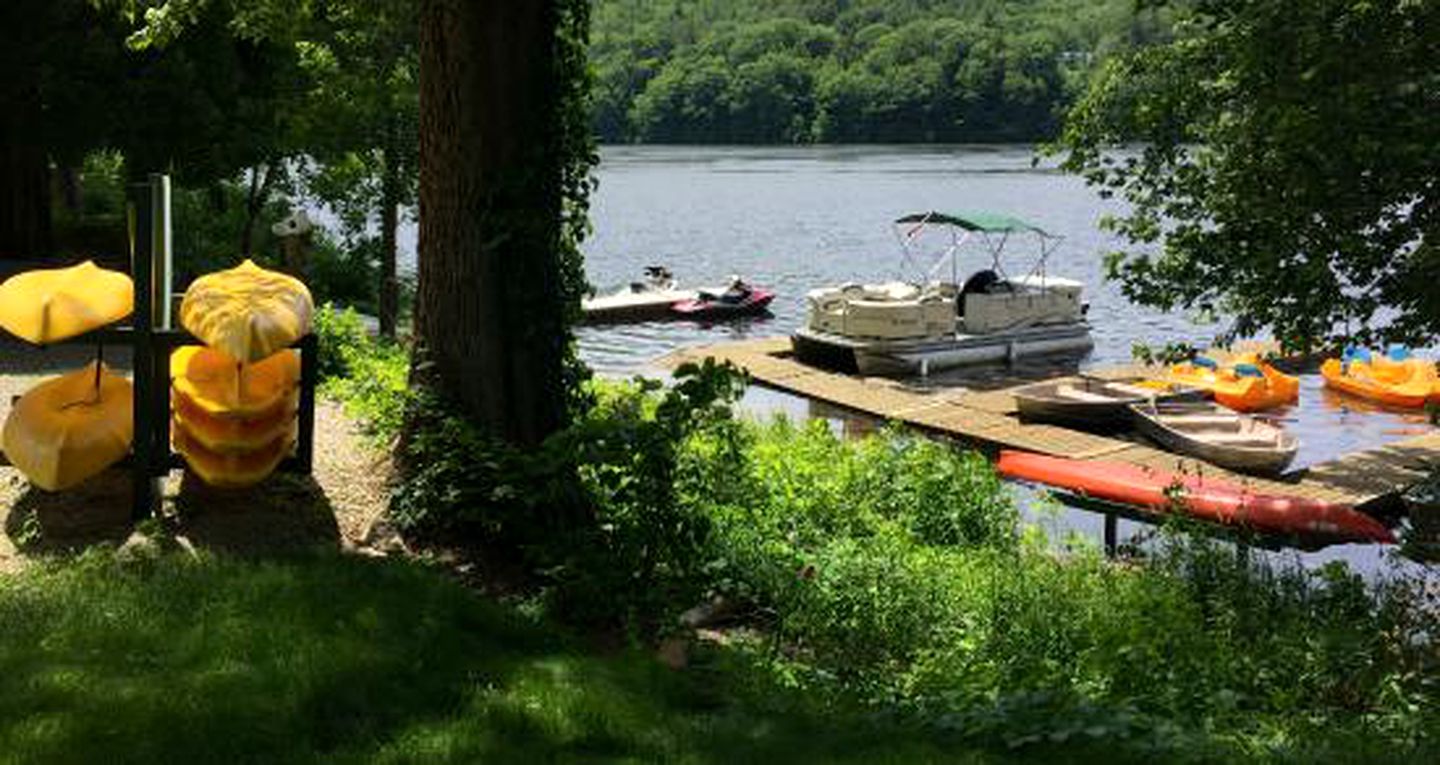 Cozy Cottage Rentals with Private Beach near Springfield, Massachusetts