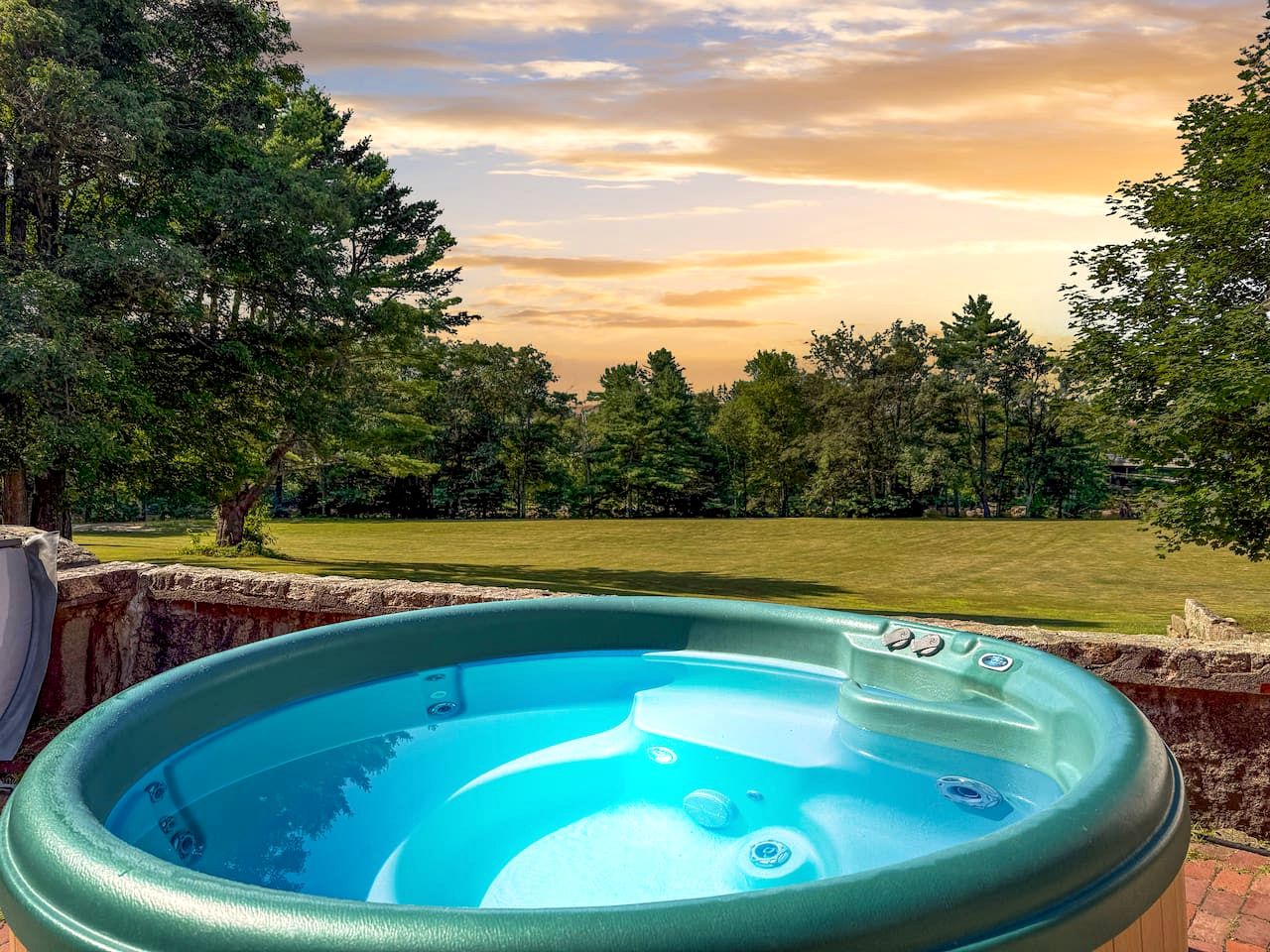 Spacious Riverfront Retreat with Hot Tub near White Mountains in Conway, NH