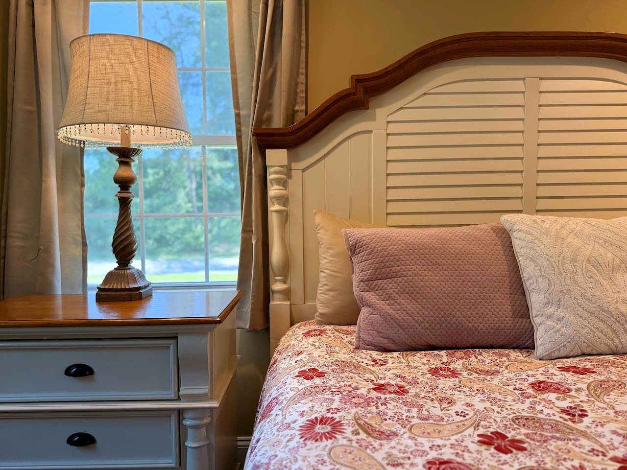 Spacious Riverfront Retreat with Hot Tub near White Mountains in Conway, NH