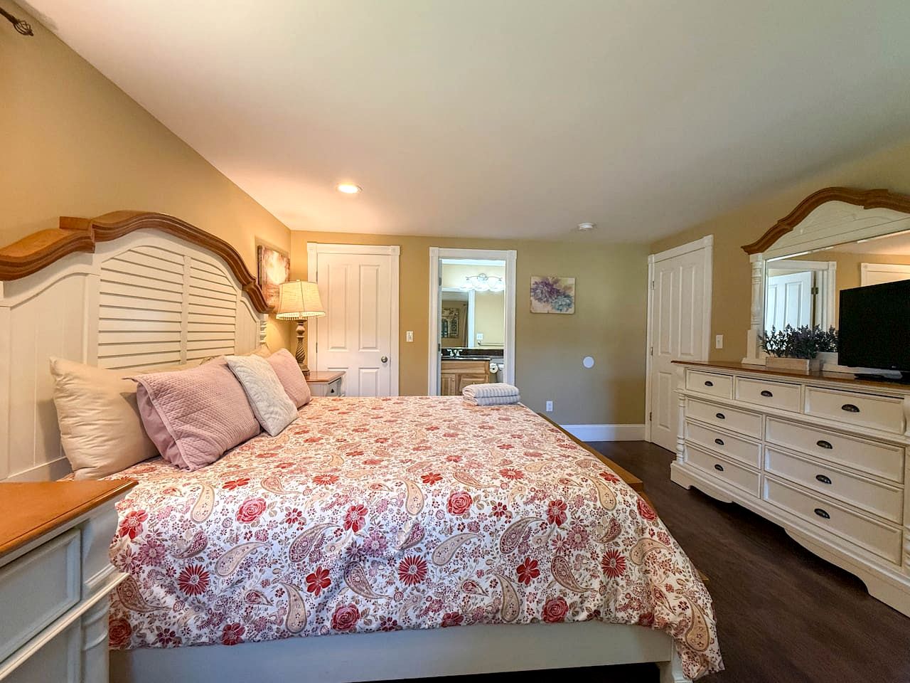 Secluded Group Retreat with Hot Tub, Riverfront & Huge Yard in Conway, New Hampshire