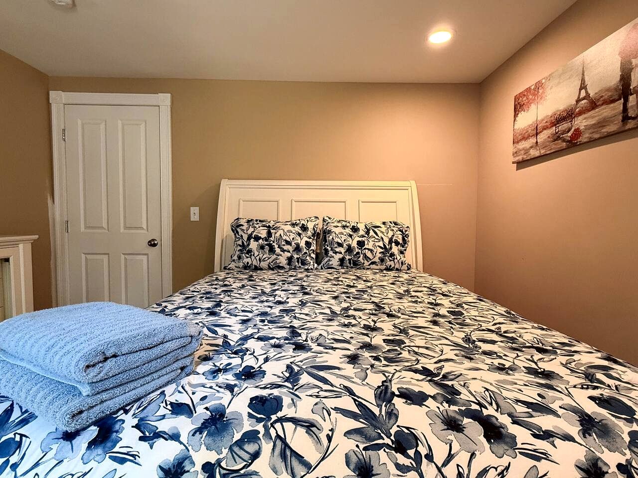 Spacious Riverfront Retreat with Hot Tub near White Mountains in Conway, NH