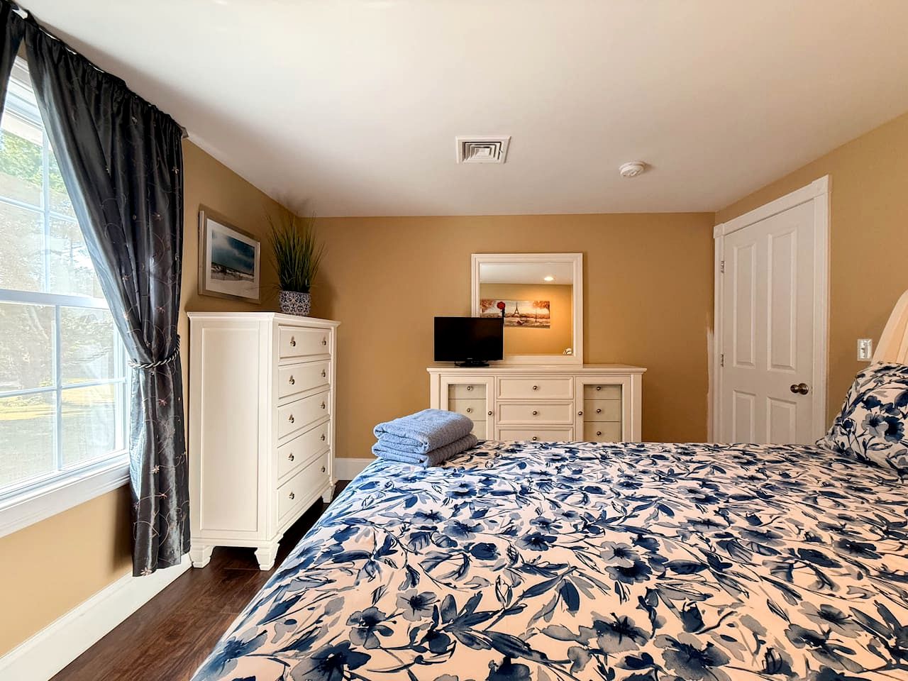 Spacious Riverfront Retreat with Hot Tub near White Mountains in Conway, NH