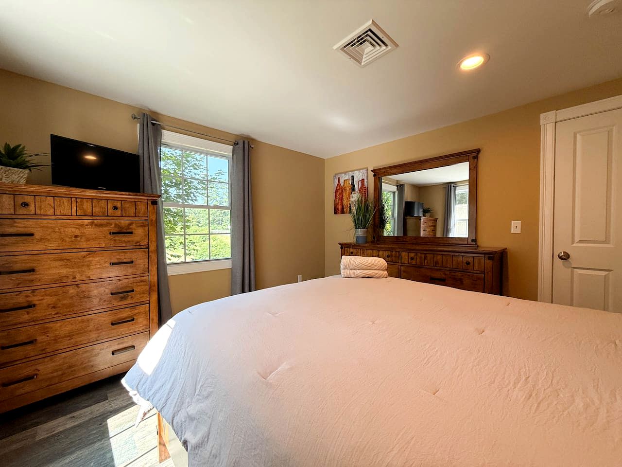 Spacious Riverfront Retreat with Hot Tub near White Mountains in Conway, NH