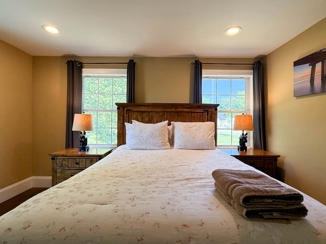 Spacious Riverfront Retreat with Hot Tub near White Mountains in Conway, NH