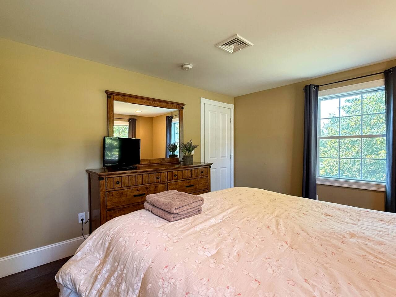 Spacious Riverfront Retreat with Hot Tub near White Mountains in Conway, NH