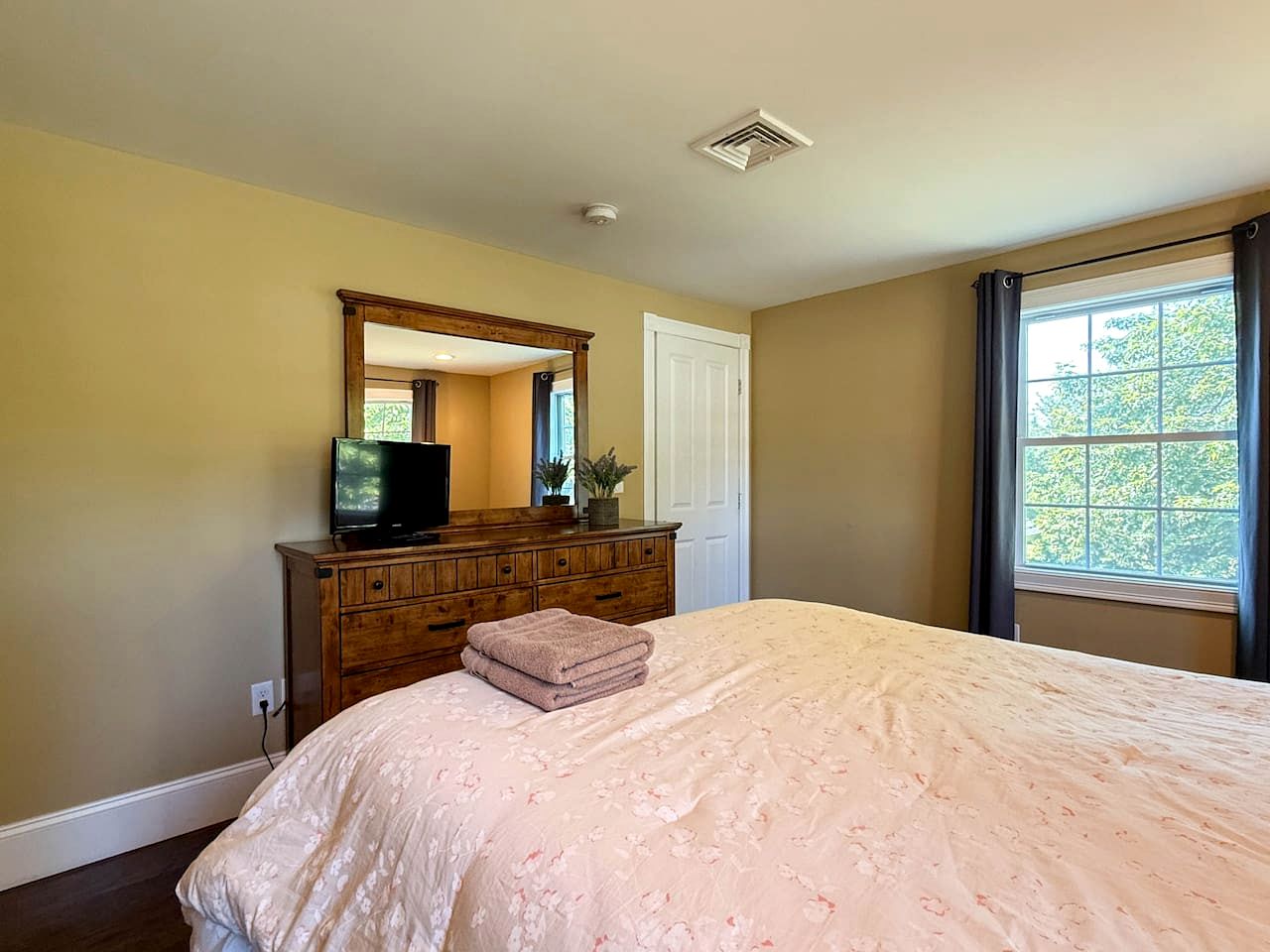 Secluded Group Retreat with Hot Tub, Riverfront & Huge Yard in Conway, New Hampshire