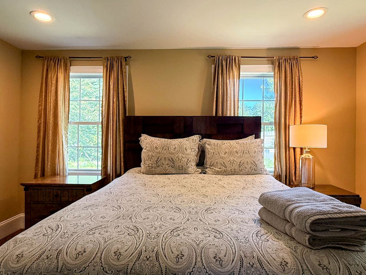 Spacious Riverfront Retreat with Hot Tub near White Mountains in Conway, NH