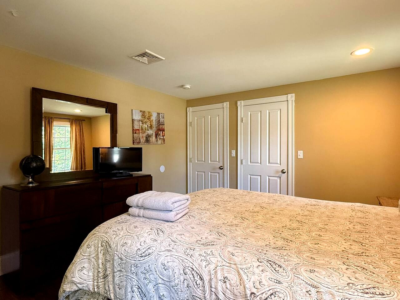 Secluded Group Retreat with Hot Tub, Riverfront & Huge Yard in Conway, New Hampshire