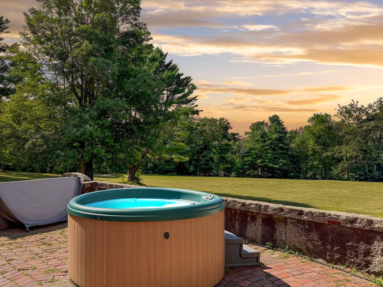 Spacious Riverfront Retreat with Hot Tub near White Mountains in Conway, NH