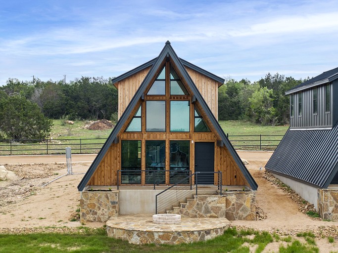 Family-Friendly A-frame with Outdoor Camp Fire in Texas