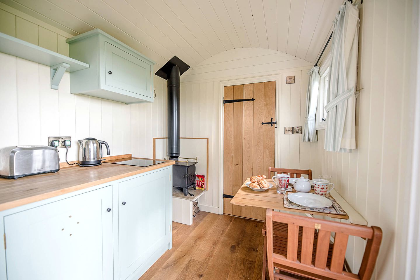 Boundary Farm Glamping in a Shepherd's Hut, Ideal for a Countryside Escape to Framlingham