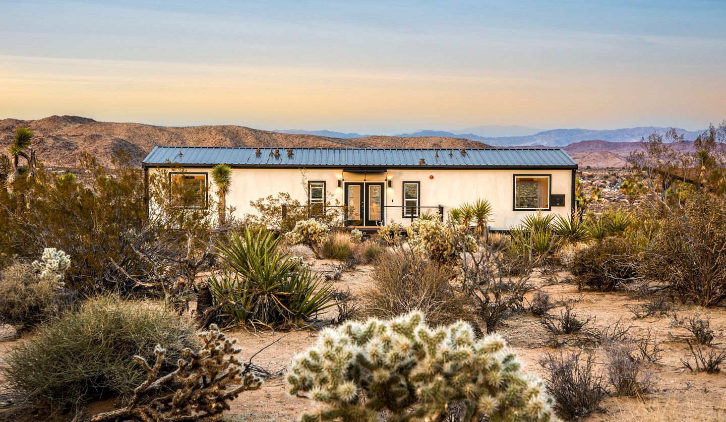 Sagebrush Bungalow Modern Retreat w/Hot Tub, Fire Pit and BBQ