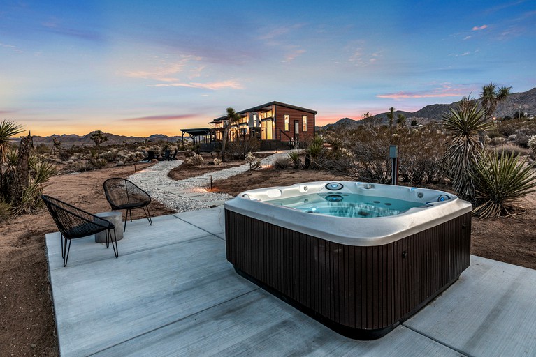 Sagebrush Bungalow Modern Retreat w/Hot Tub, Fire Pit and BBQ