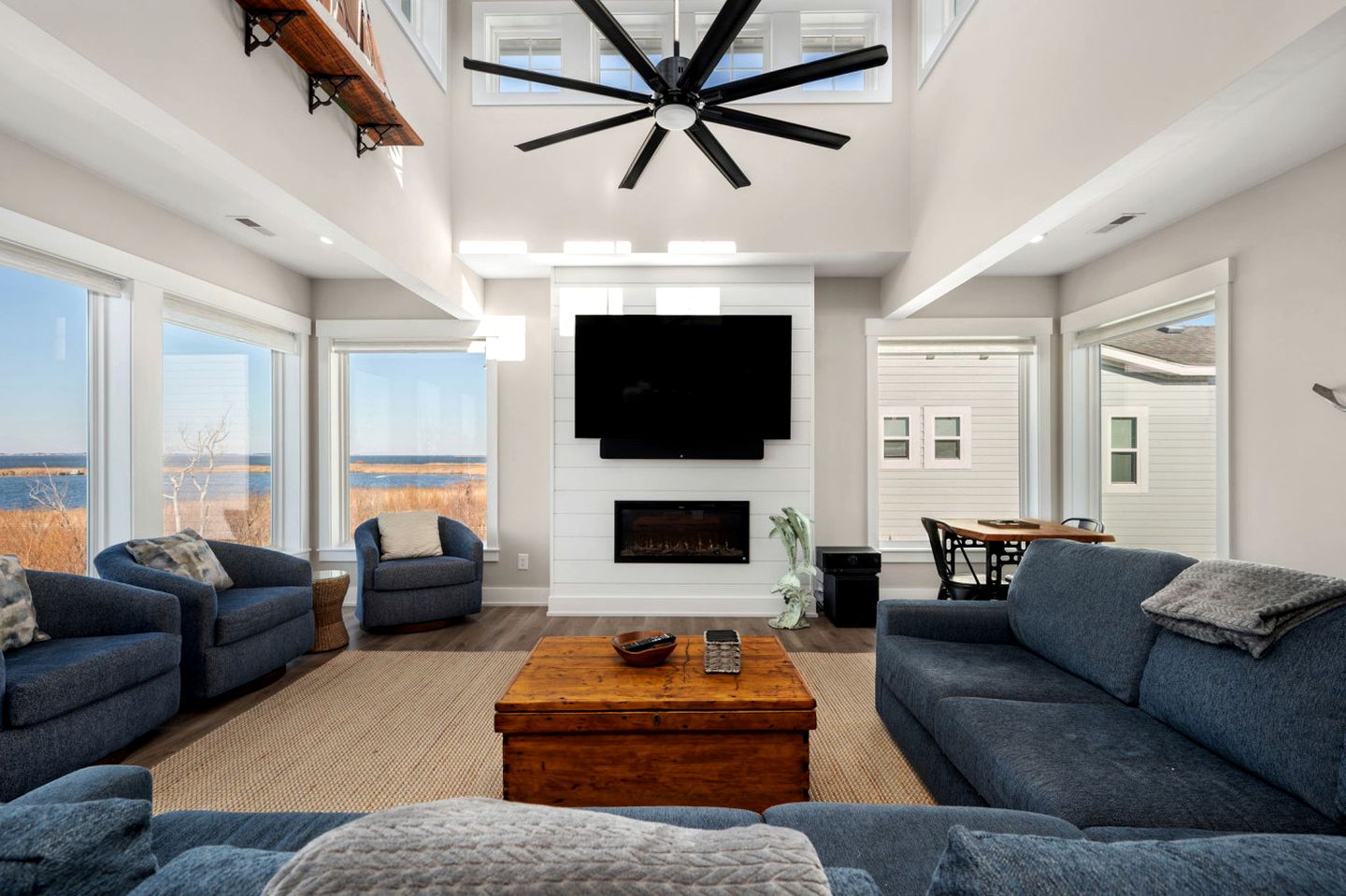Stunning Spacious Beach House with Hot Tub and Gorgeous Views for a Memorable Escape to the Coast in Corolla, North Carolina