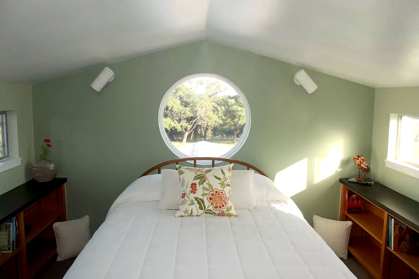 Cabin Rental with an Indoor Hot Tub near Lake Whitney