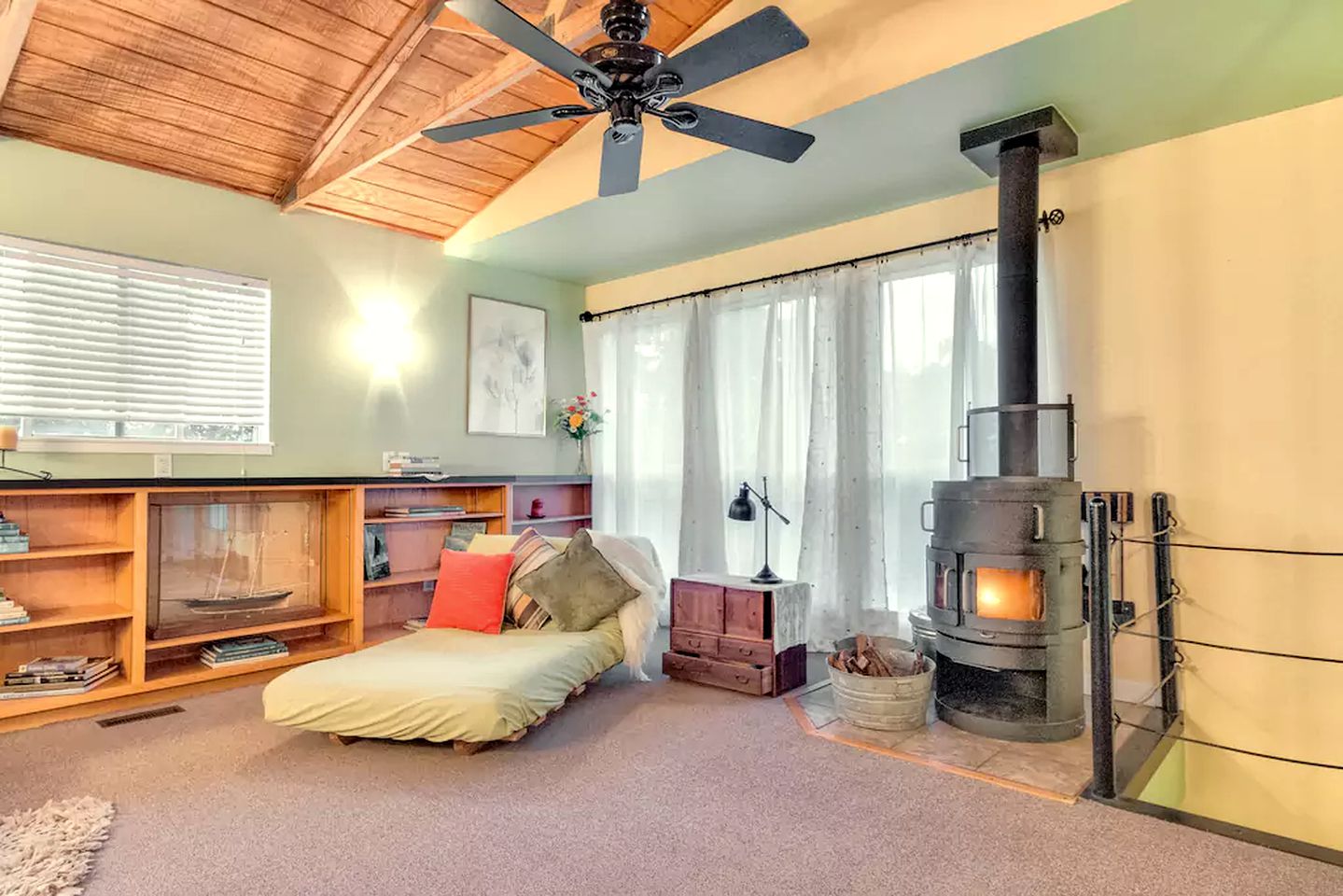 Cabin Rental with an Indoor Hot Tub near Lake Whitney