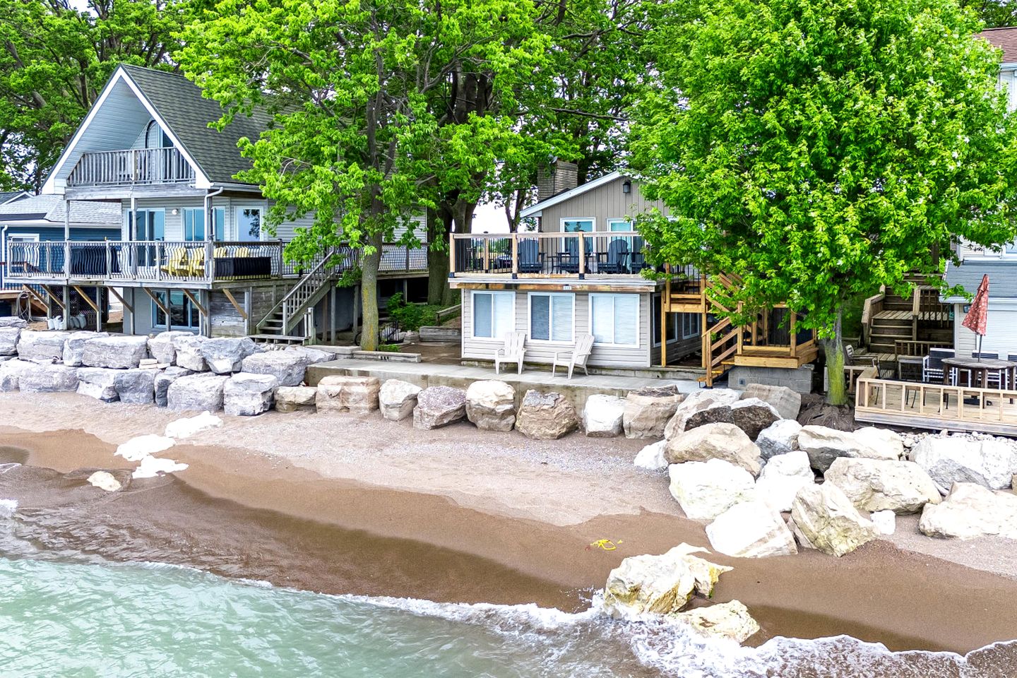 Amazing Beachfront Cottage with Barbecue in Leamington, Ontario