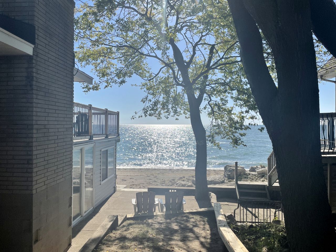 Amazing Beachfront Cottage with Barbecue in Leamington, Ontario