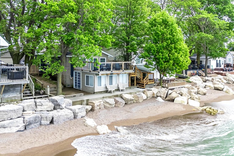Cottages (Canada, Leamington, Ontario)