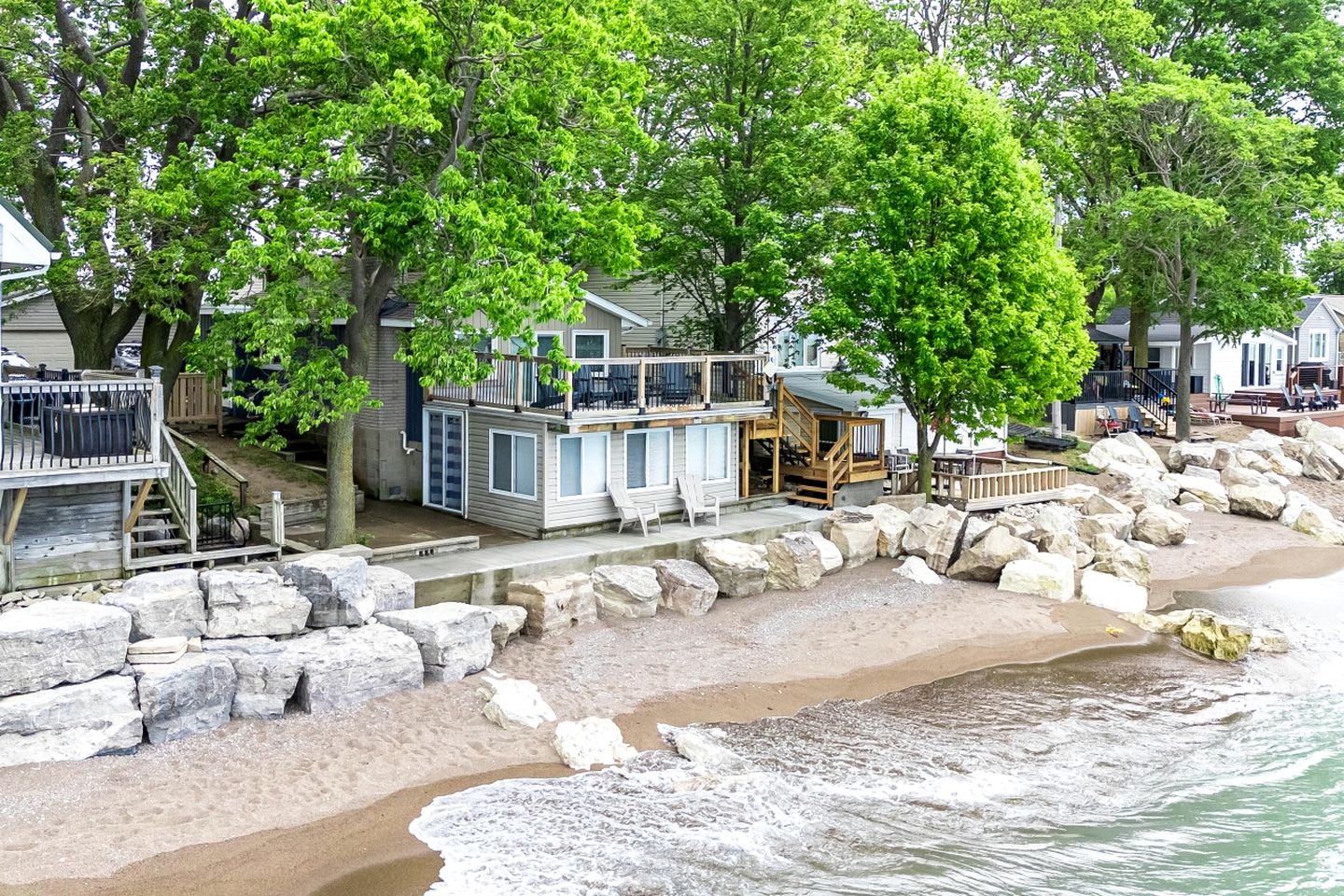 Amazing Beachfront Cottage with Barbecue in Leamington, Ontario