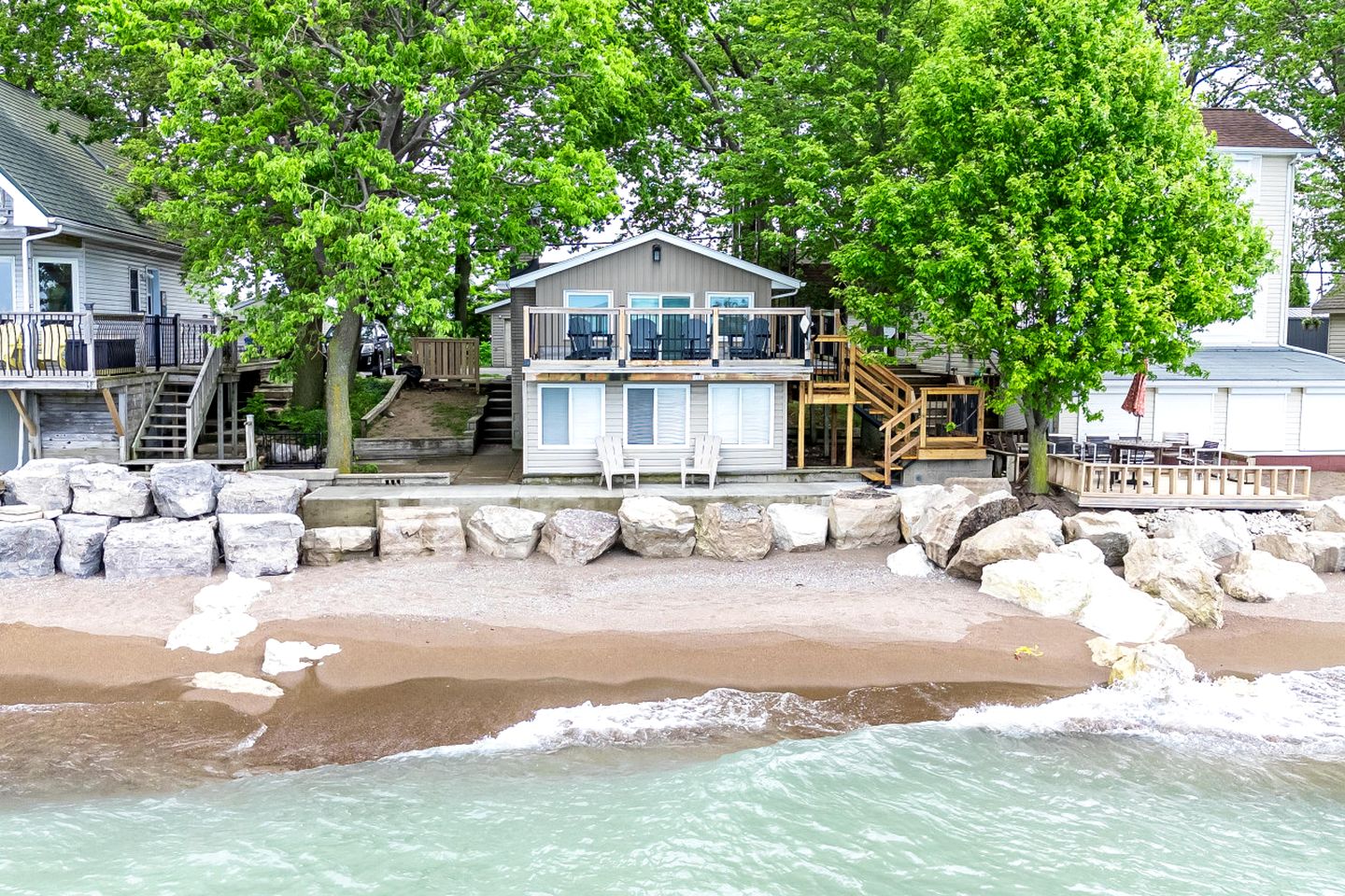 Amazing Beachfront Cottage with Barbecue in Leamington, Ontario