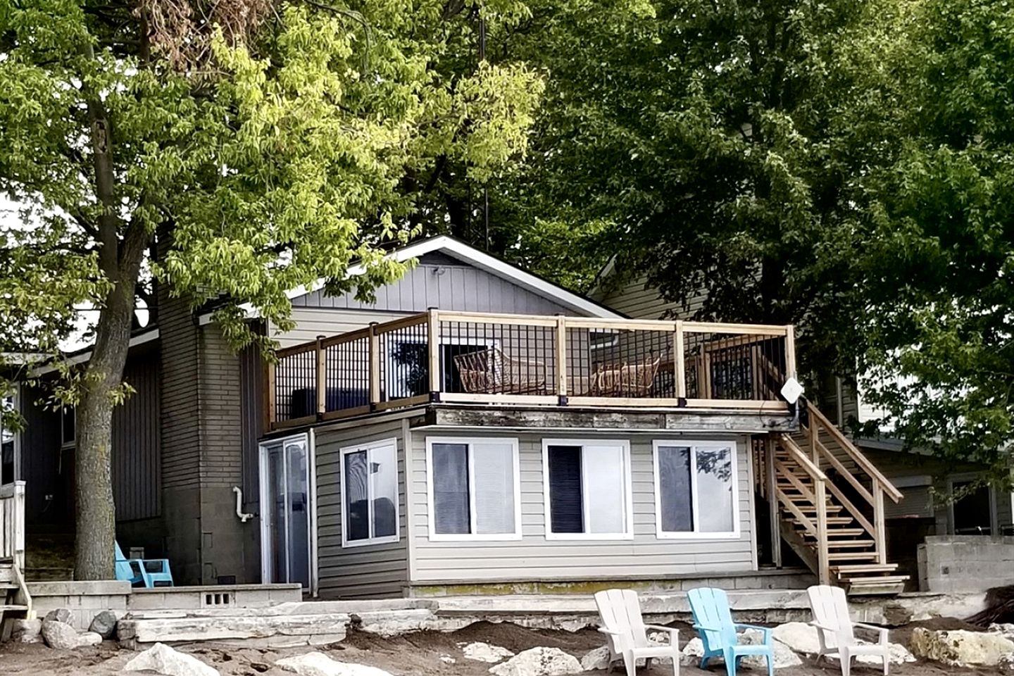 Amazing Beachfront Cottage with Barbecue in Leamington, Ontario