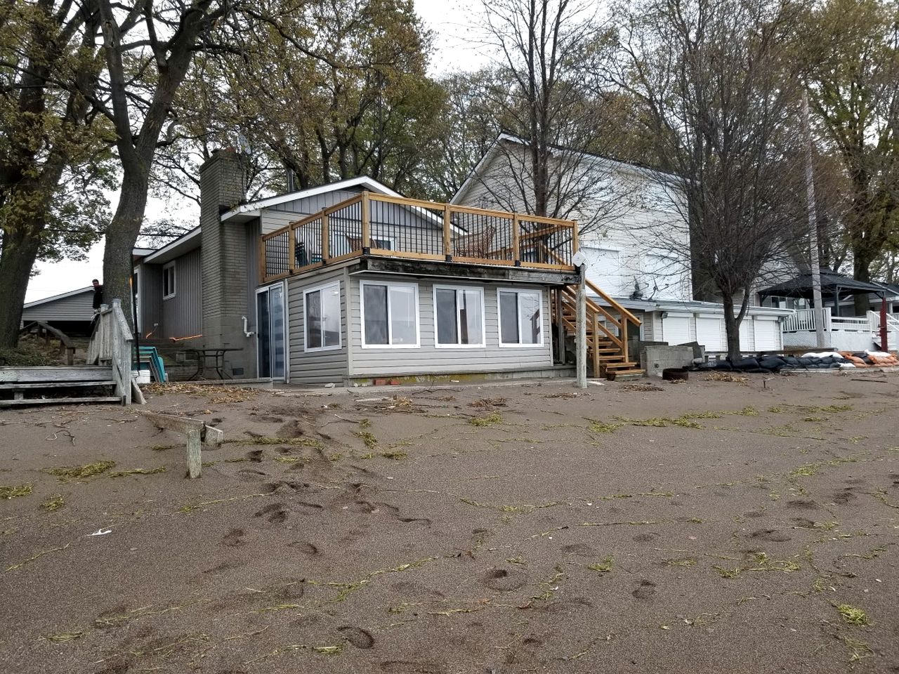 Amazing Beachfront Cottage with Barbecue in Leamington, Ontario