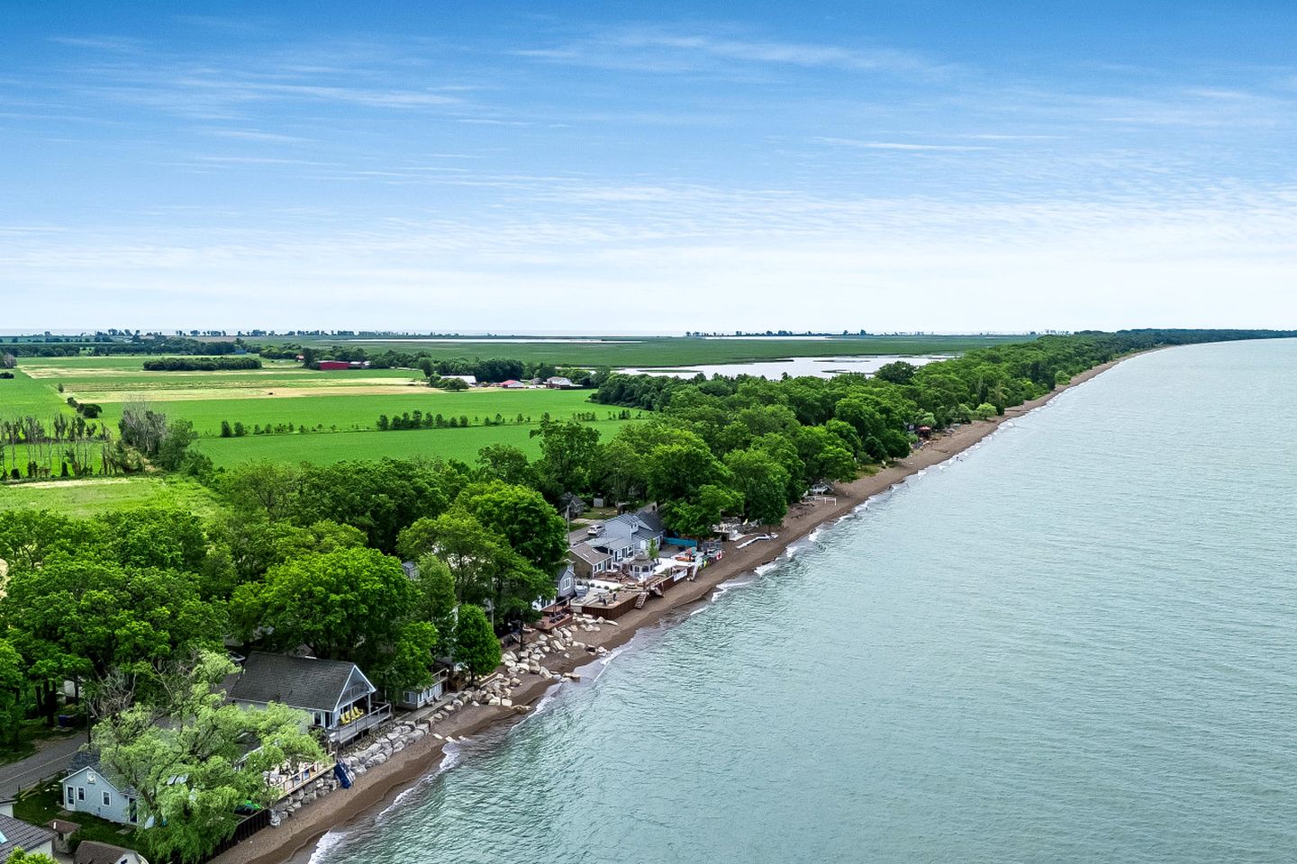Amazing Beachfront Cottage with Barbecue in Leamington, Ontario