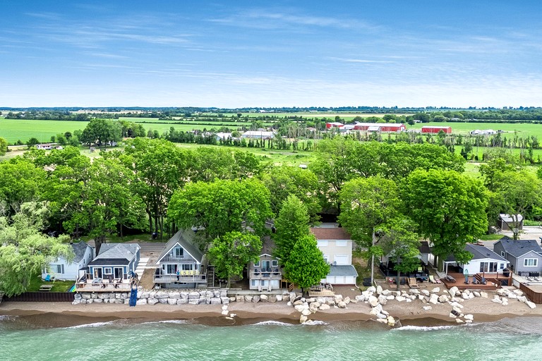 Cottages (Canada, Leamington, Ontario)