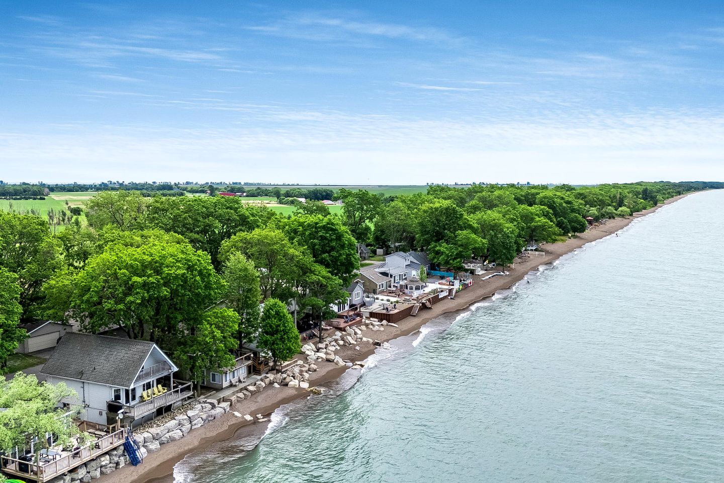 Amazing Beachfront Cottage with Barbecue in Leamington, Ontario
