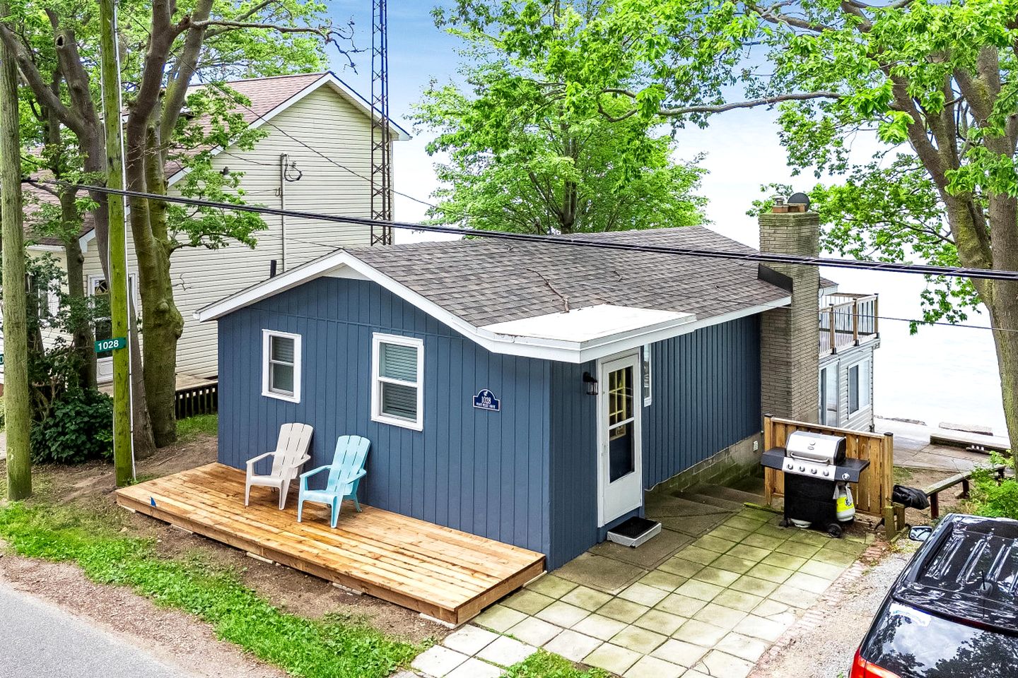 Amazing Beachfront Cottage with Barbecue in Leamington, Ontario
