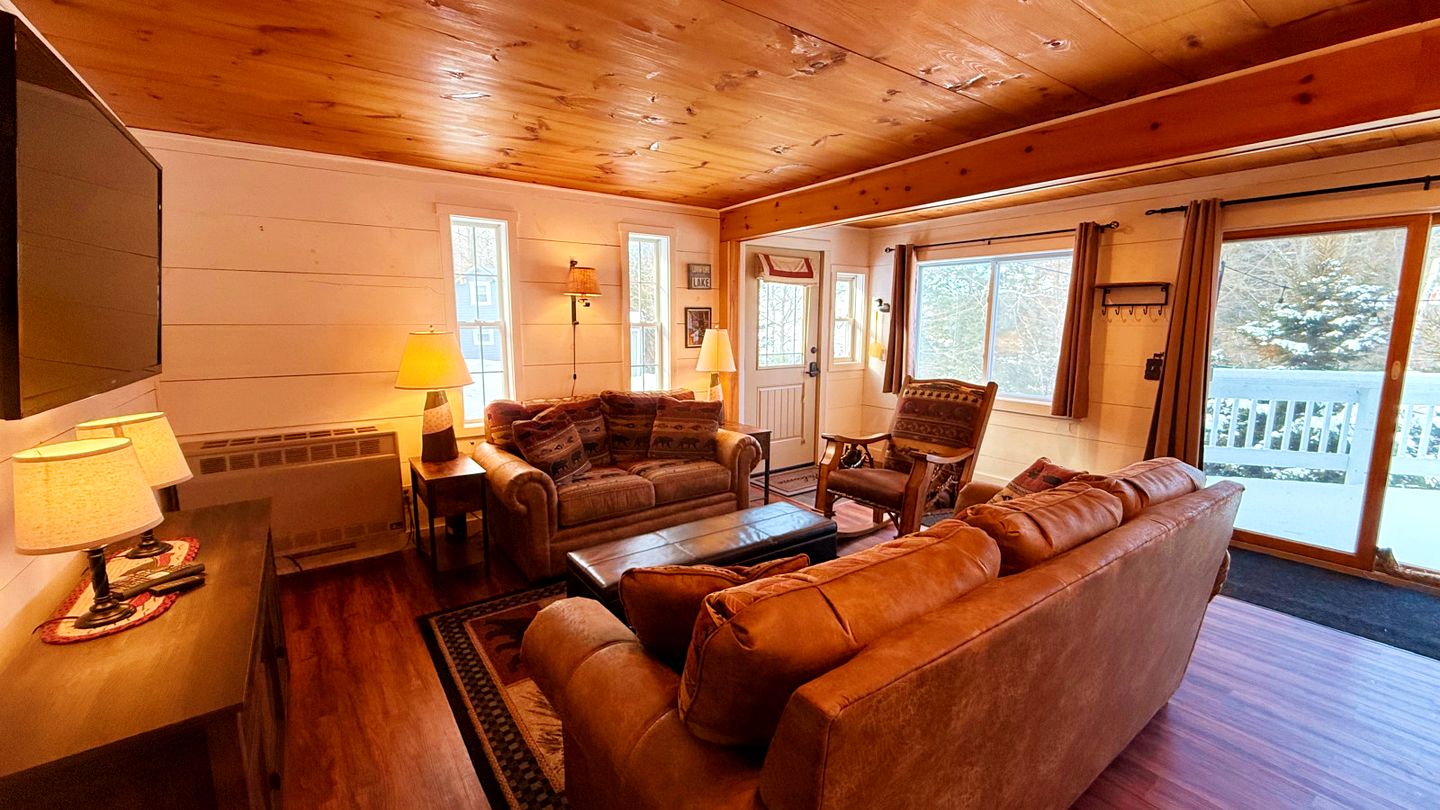 Cozy Lakeside Cabin Retreat with Scenic Views for a Relaxing Getaway in Greenville, Maine