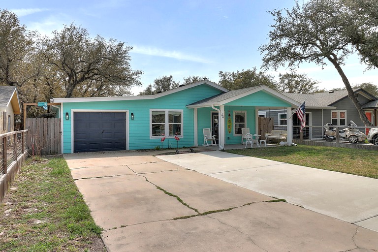 Picturesque Modern Cabin with Hot-Tub and Patio in Rockport, Texas