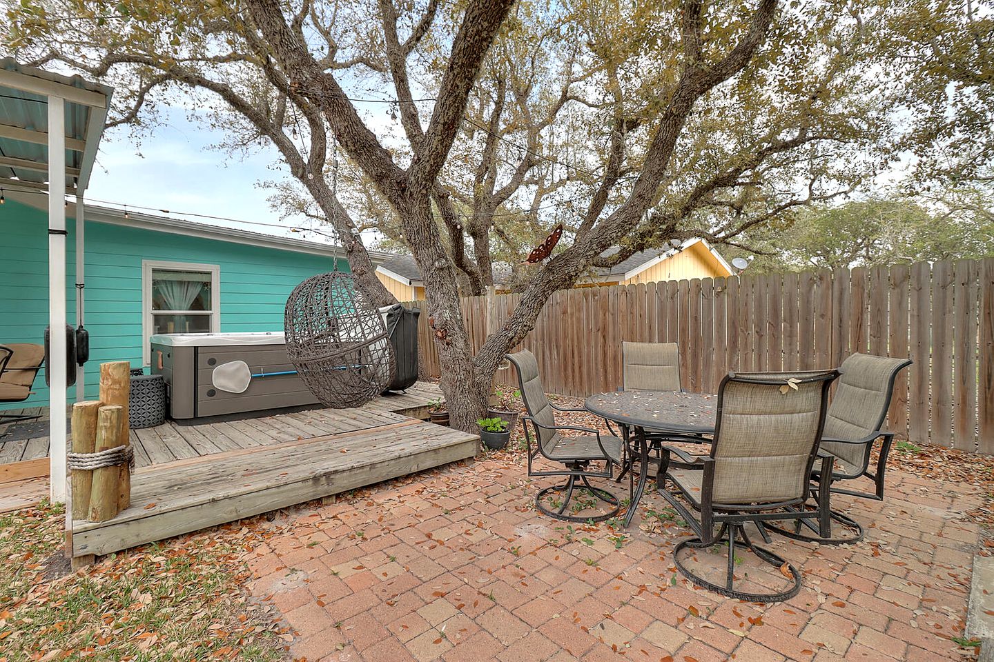 Picturesque Modern Cabin with Hot-Tub and Patio in Rockport, Texas
