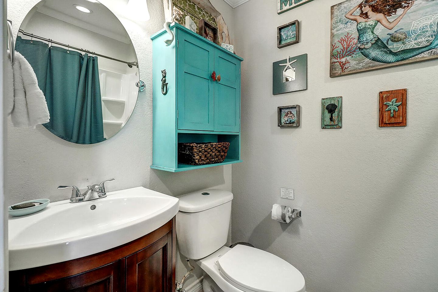 Picturesque Modern Cabin with Hot-Tub and Patio in Rockport, Texas