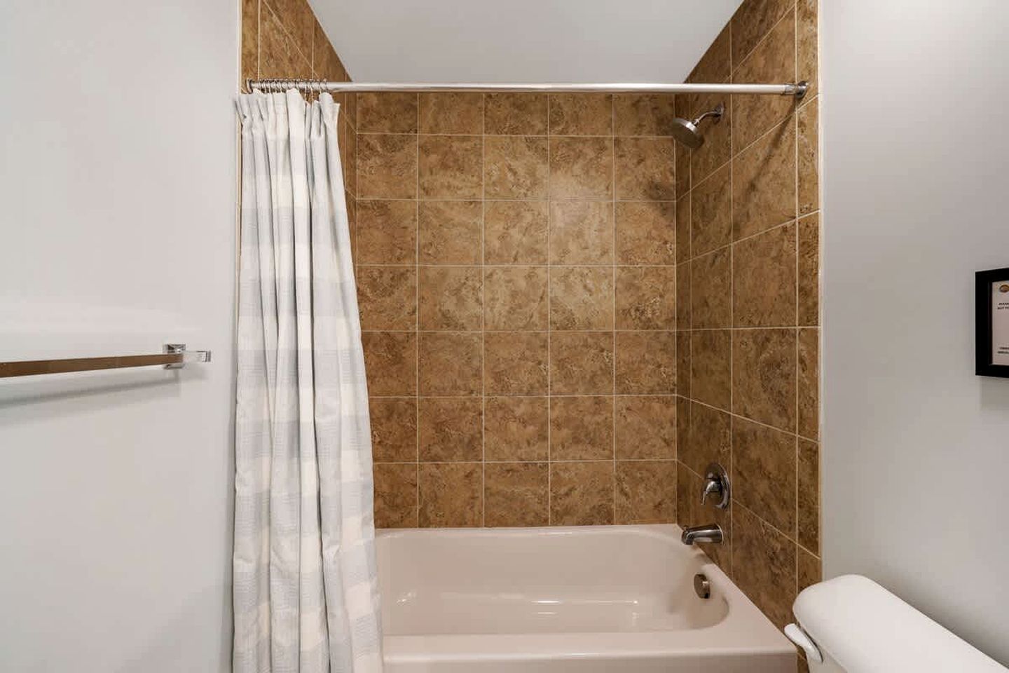 Modern Gated Townhouse with Heated Pool Access Near Beaches – Pompano Beach, Florida