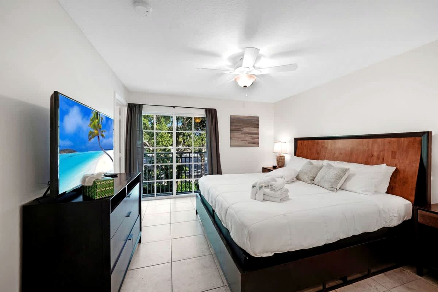 Modern Gated Townhouse with Heated Pool Access Near Beaches – Pompano Beach, Florida