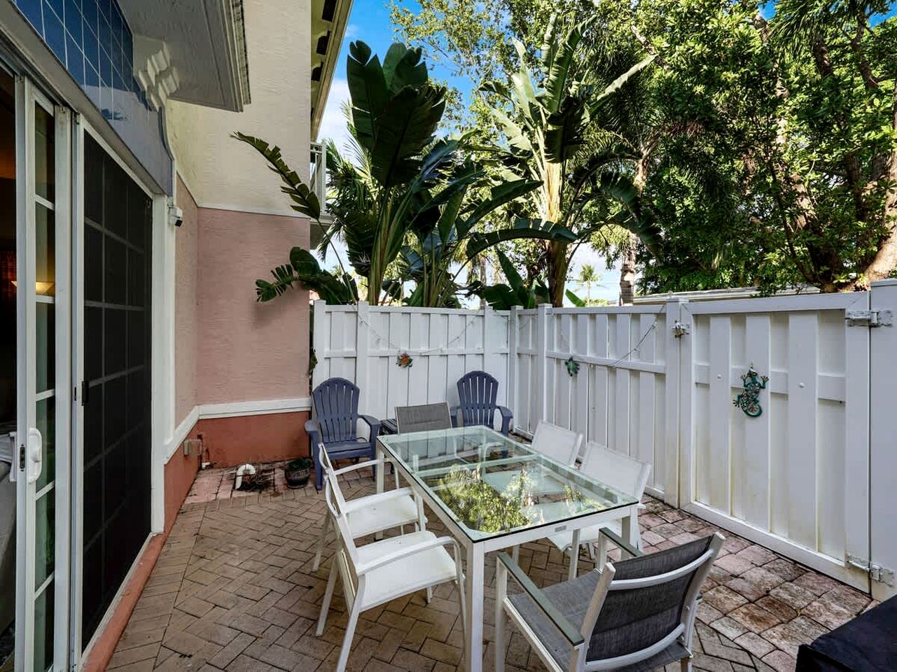 Modern Gated Townhouse with Heated Pool Access Near Beaches – Pompano Beach, Florida