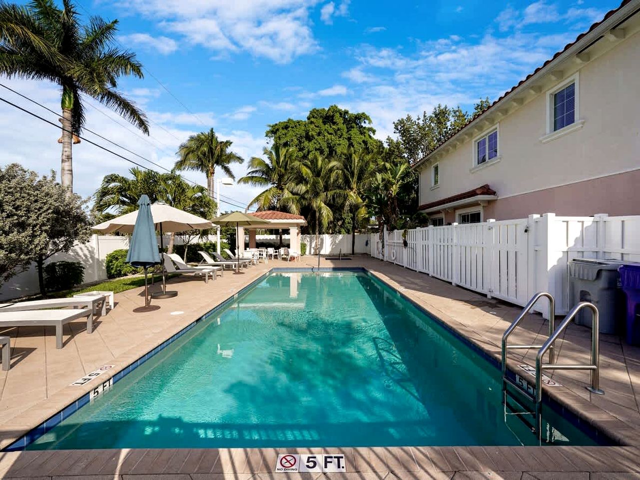 Modern Gated Townhouse with Heated Pool Access Near Beaches – Pompano Beach, Florida