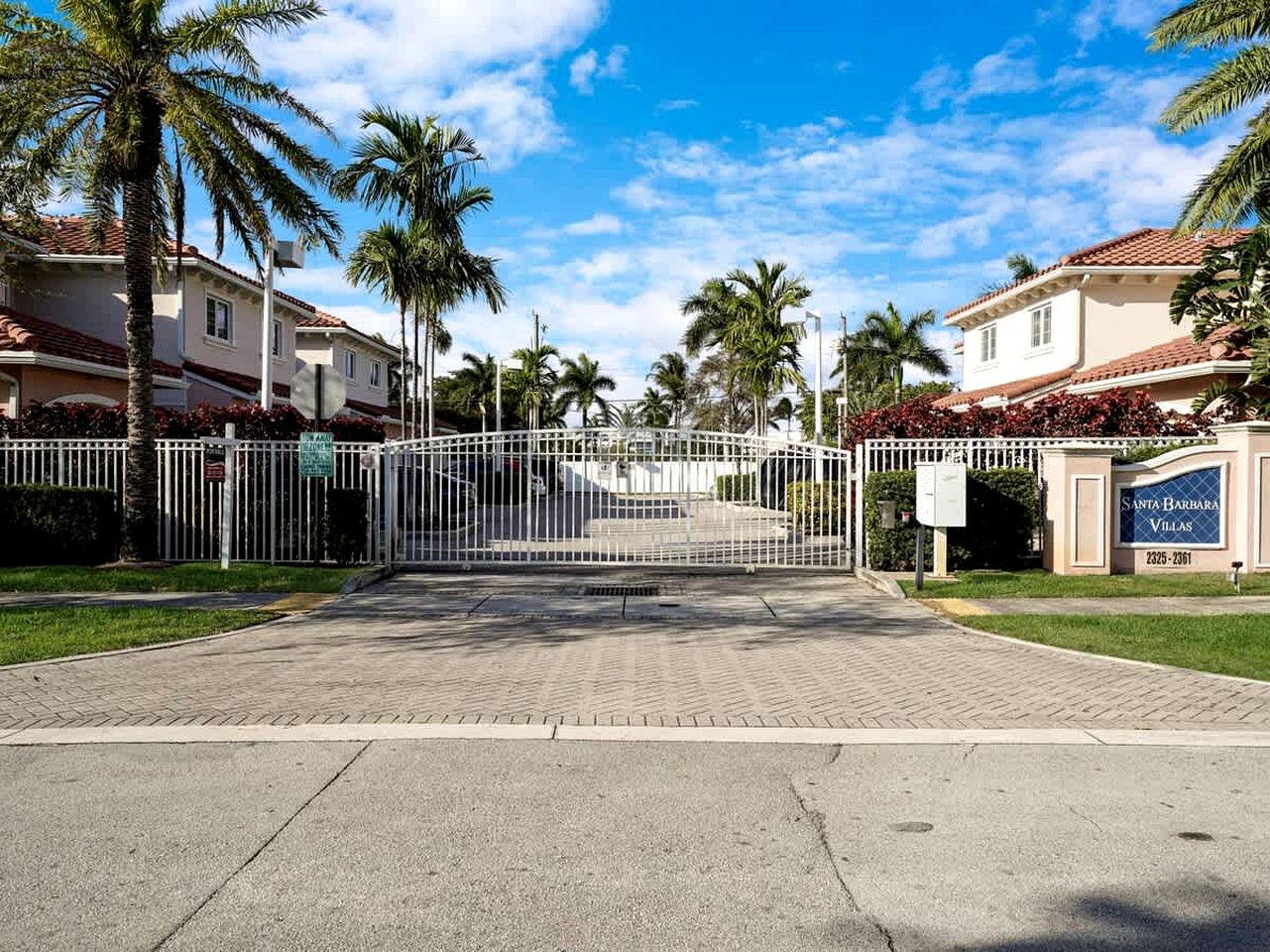 Modern Gated Townhouse with Heated Pool Access Near Beaches – Pompano Beach, Florida