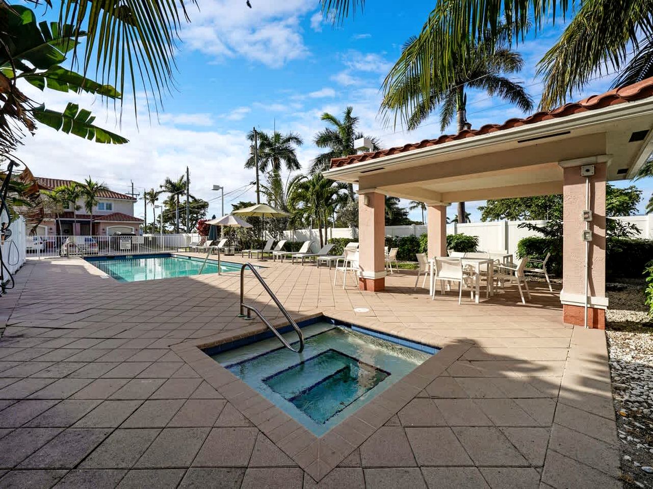 Modern Gated Townhouse with Heated Pool Access Near Beaches – Pompano Beach, Florida