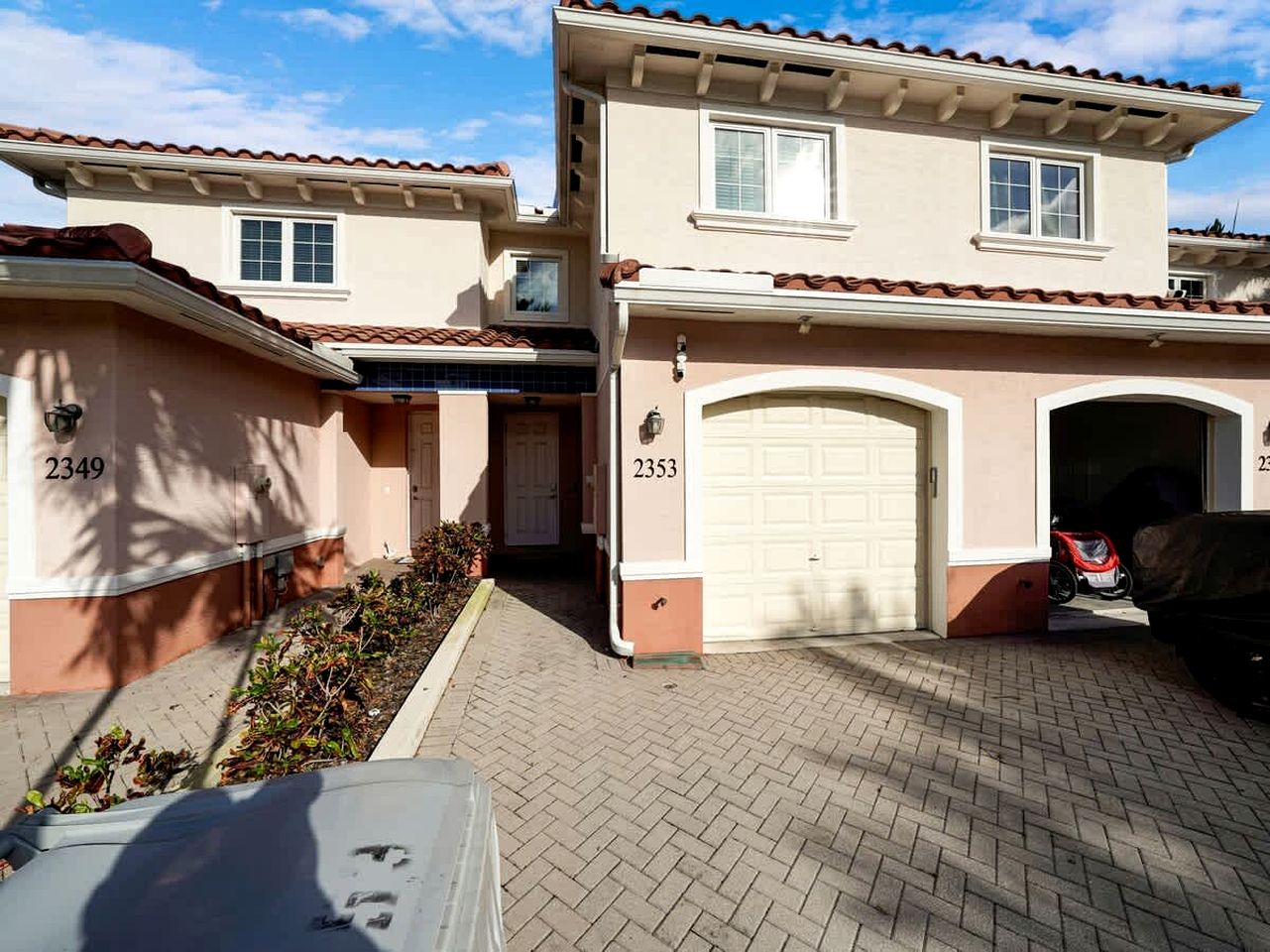Modern Gated Townhouse with Heated Pool Access Near Beaches – Pompano Beach, Florida
