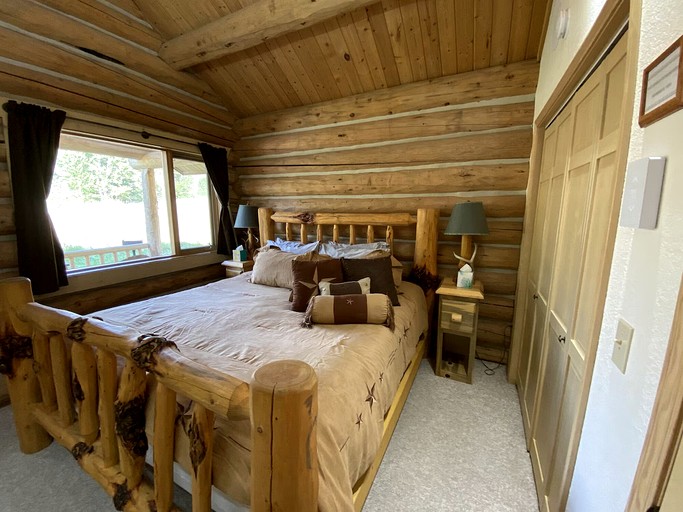 Tranquil Mountain Glamping Retreat: Stunning Log Cabin with a Hot Tub in Darby, MT | Log Cabins (Darby, Montana, United States of America)