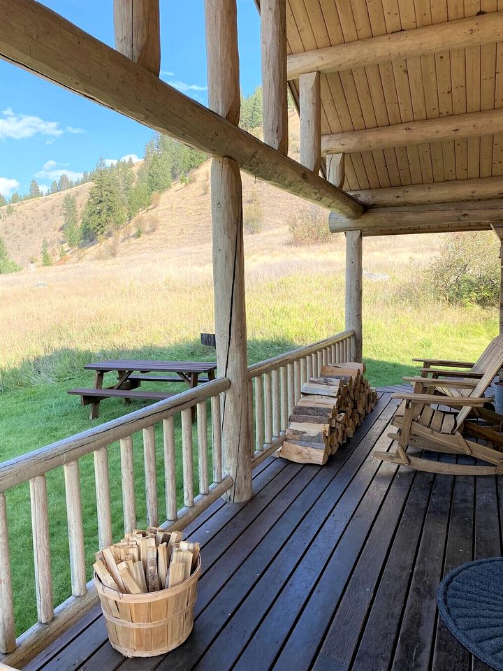 Tranquil Mountain Glamping Retreat: Stunning Log Cabin with a Hot Tub in Darby, MT