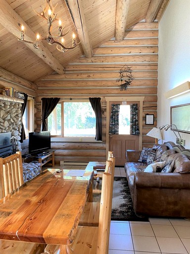 Tranquil Mountain Glamping Retreat: Stunning Log Cabin with a Hot Tub in Darby, MT | Log Cabins (Darby, Montana, United States of America)