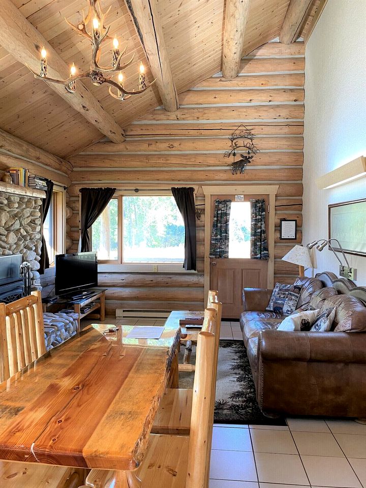 Tranquil Mountain Glamping Retreat: Stunning Log Cabin with a Hot Tub in Darby, MT