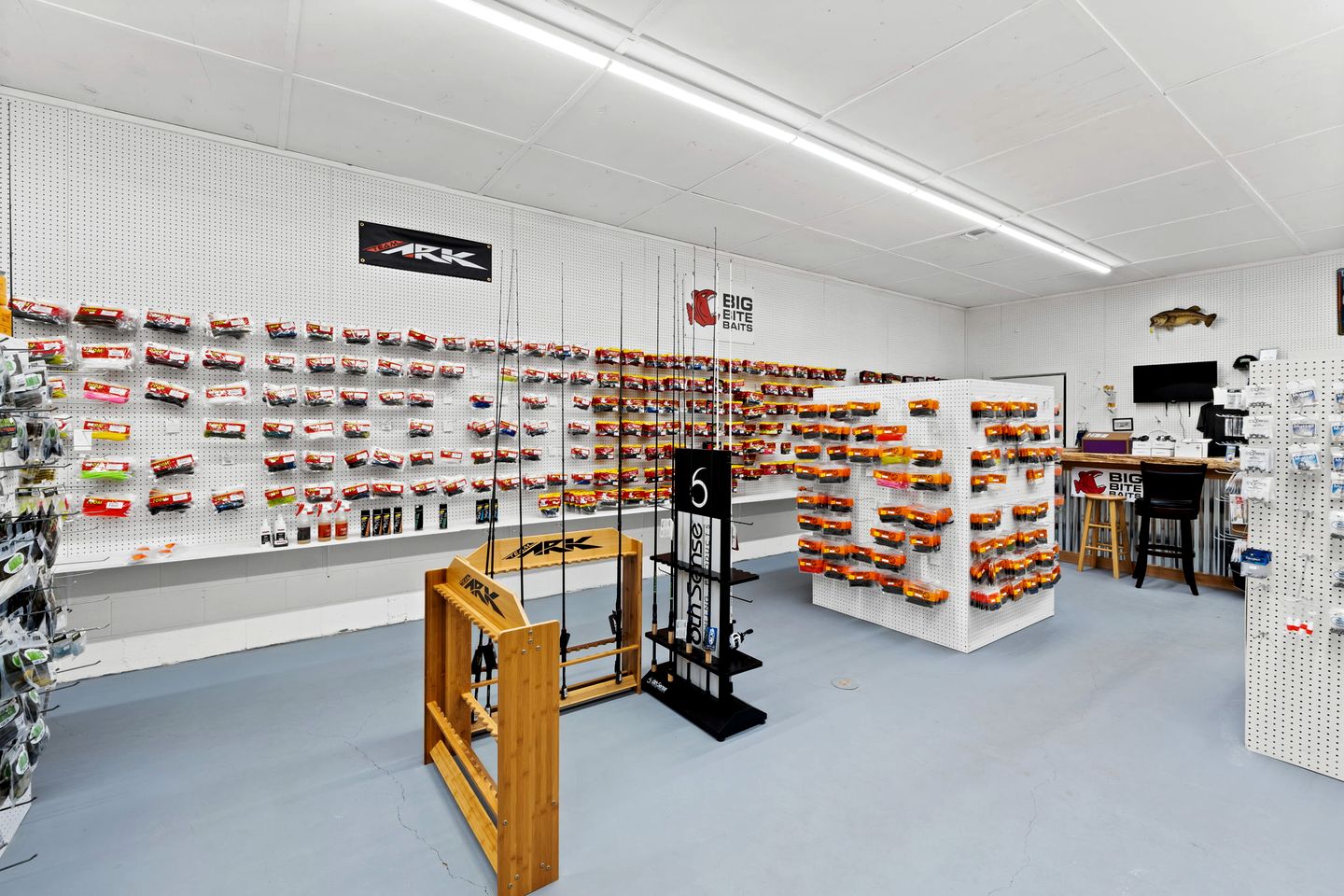 Outdoor Adventure Basecamp: World-Class Fishing, Hiking Trail & Pet-Friendly Fun in Wewahitchka, Florida