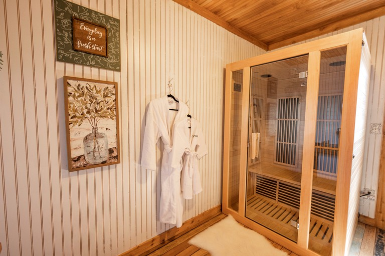 Charming King-Size Cabin with Wi-Fi and Deck in Fredericksburg, Texas | Cabins (Fredericksburg, Texas, United States of America)