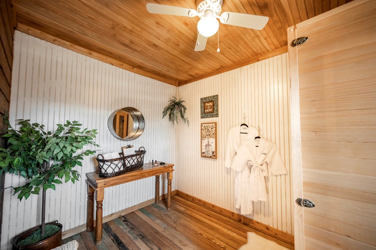 Charming King-Size Cabin with Wi-Fi and Deck in Fredericksburg, Texas | Cabins (Fredericksburg, Texas, United States of America)