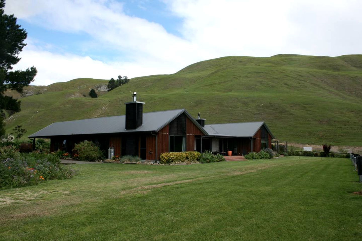 Secluded Country Cabin with a Shared Pool near Hastings, North Island